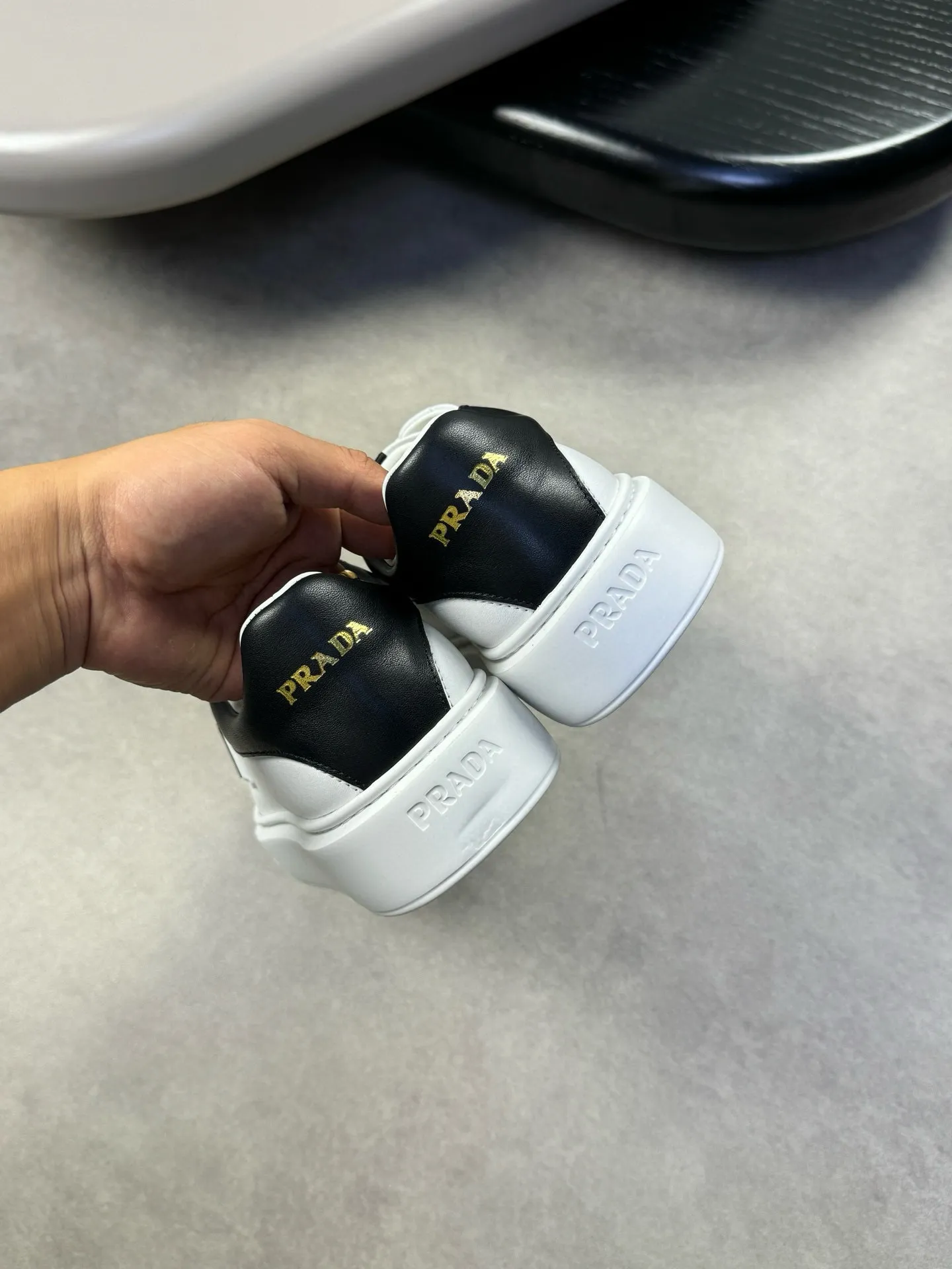 Men's shoes 💰P420💰[PRADA] Prada - High-end quality original order - Upper: original 🔝 Nappa calfskin, shoe body sewn with brand plastic LOGO - Inner: water-dyed cowhide - Outsole: original TPU rubber foam; molded outsole - Super high quality control, fine workmanship: highlighted (high-end, luxury, grade) -Size: 39-44 (38, 45, can be customized)